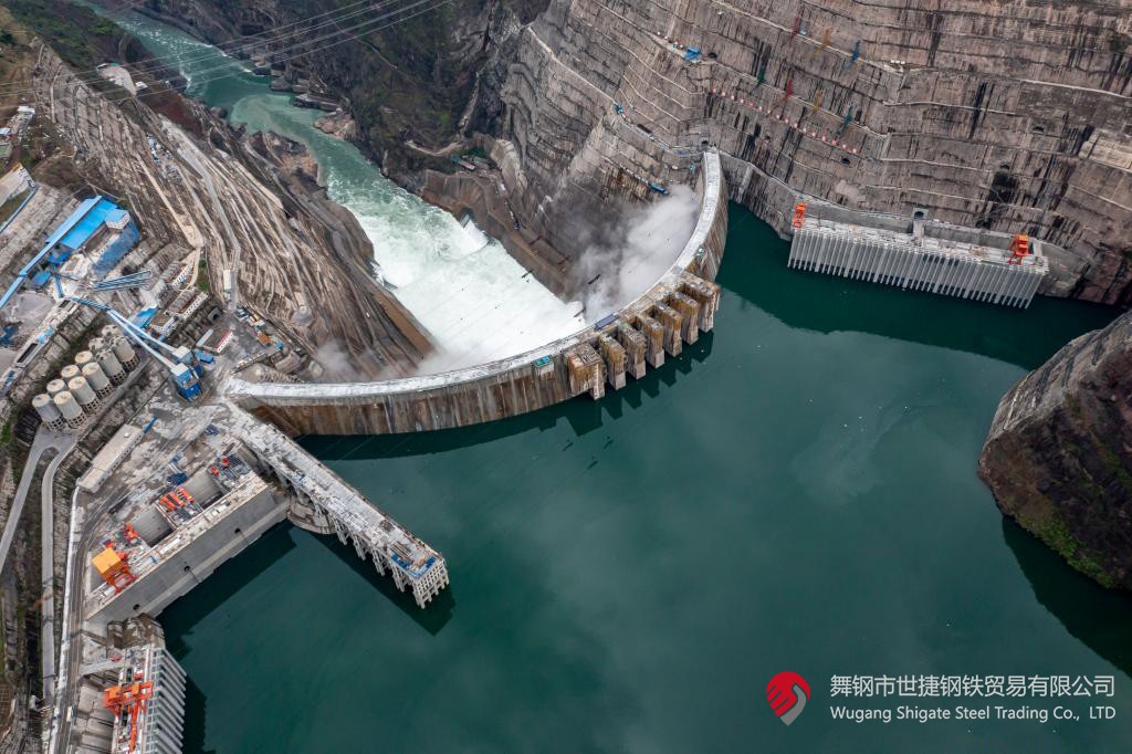 10月24日下午，白鶴灘水電站右岸地下廠房更后一倉封頂混凝土澆筑完成，標志著世界在建更大水電站地下廠房全線封頂。在該工程建設中，河鋼集團舞鋼公司累計生產供應Q500、Q345C/B、SX780等數個新品種鋼板4500噸，主要用于水電站水輪機座環、發電機頂蓋、控制環、壓力鋼管制造，大大加速了大型發電機組用鋼國產化進程。