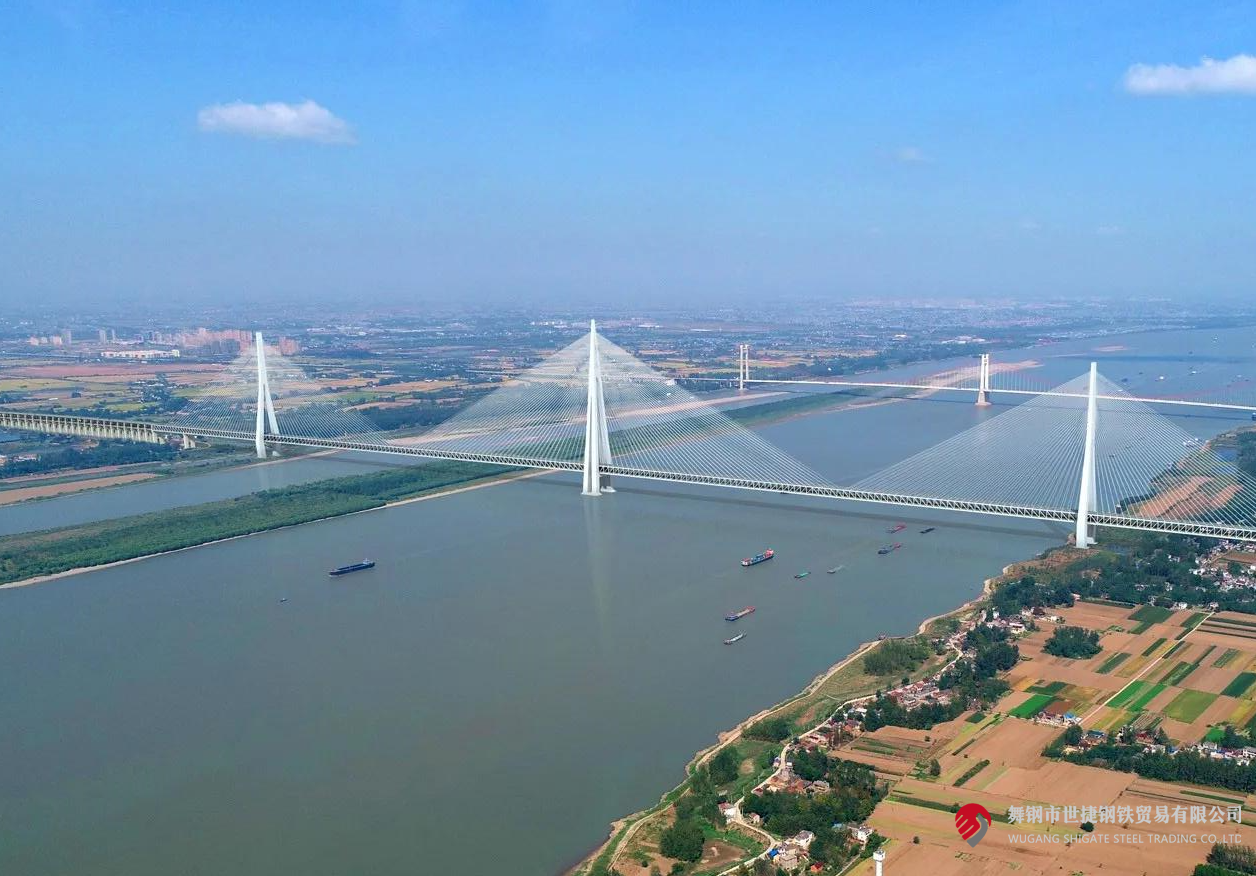 4月10日，中央電視臺(tái)《新聞聯(lián)播》和《東方時(shí)空》節(jié)目同時(shí)播報(bào)了更大跨度三塔斜拉橋——馬鞍山長江公鐵大橋主塔開始吊裝的消息。該項(xiàng)目建設(shè)過程中，河鋼集團(tuán)舞鋼公司累計(jì)為其供應(yīng)高級(jí)別橋梁鋼板Q370qE、Q420qE、Q500qE近6萬噸，用于該橋關(guān)鍵部位建設(shè)。其中，批量供貨的高級(jí)別橋梁鋼Q500qE各項(xiàng)技術(shù)指標(biāo)世界領(lǐng)先。目前，舞鋼橋梁鋼實(shí)現(xiàn)了從Q345到Q690級(jí)別的全覆蓋。  