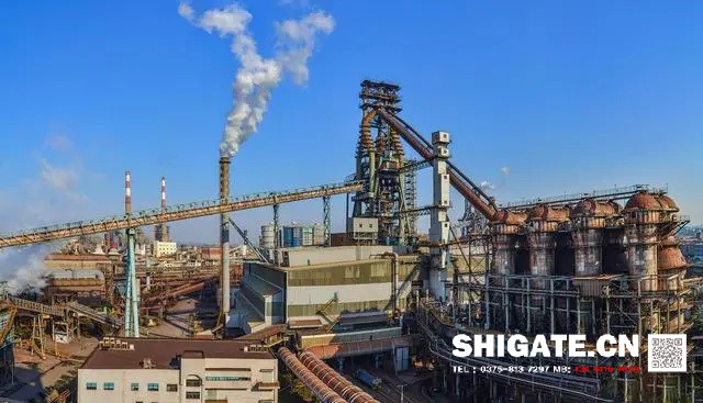 煉鐵過程實質上是將鐵從其自然形態——礦石等含鐵化合物中還原出來的過程。煉鐵方法主要有高爐法、直接還原法、熔融還原法等，其原理是礦石在特定的氣氛中（還原物質CO、H2、C；適宜溫度等）通過物化反應獲取還原后的生鐵。生鐵除了少部分用于鑄造外，絕大部分是作為煉鋼原料。  高爐煉鐵是現代煉鐵的主要方法，鋼鐵生產中的重要環節。這種方法是由古代豎爐煉鐵發展、改進而成的。盡管世界各國研究發展了很多新的煉鐵法，但由于高爐煉鐵技術經濟指標良好，工藝簡單，生產量大,勞動生產率高,能耗低，這種方法生產的鐵仍占世界鐵總產量的95％以上。  煉鐵工藝是是將含鐵原料（燒結礦、球團礦或鐵礦）、燃料（焦炭、煤粉等）及其它輔助原料（石灰石、白云石、錳礦等）按一定比例自高爐爐頂裝入高爐，并由熱風爐在高爐下部沿爐周的風口向高爐內鼓入熱風助焦炭燃燒（有的高爐也噴吹煤粉、重油、天然氣等輔助燃料），在高溫下焦炭中的碳同鼓入空氣中的氧燃燒生成的一氧化碳和氫氣。  原料、燃料隨著爐內熔煉等過程的進行而下降，在爐料下降和上升的煤氣相遇，先后發生傳熱、還原、熔化、脫炭作用而生成生鐵，鐵礦石原料中的雜質與加入爐內的熔劑相結合而成渣，爐底鐵水間斷地放出裝入鐵水罐，送往煉鋼廠。同時產生高爐煤氣，爐渣兩種副產品，高爐渣鐵主要礦石中不還原的雜質和石灰石等熔劑結合生成，自渣口排出后，經水淬處理后全部作為水泥生產原料；產生的煤氣從爐頂導出，經除塵后，作為熱風爐、加熱爐、焦爐、鍋爐等的燃料。