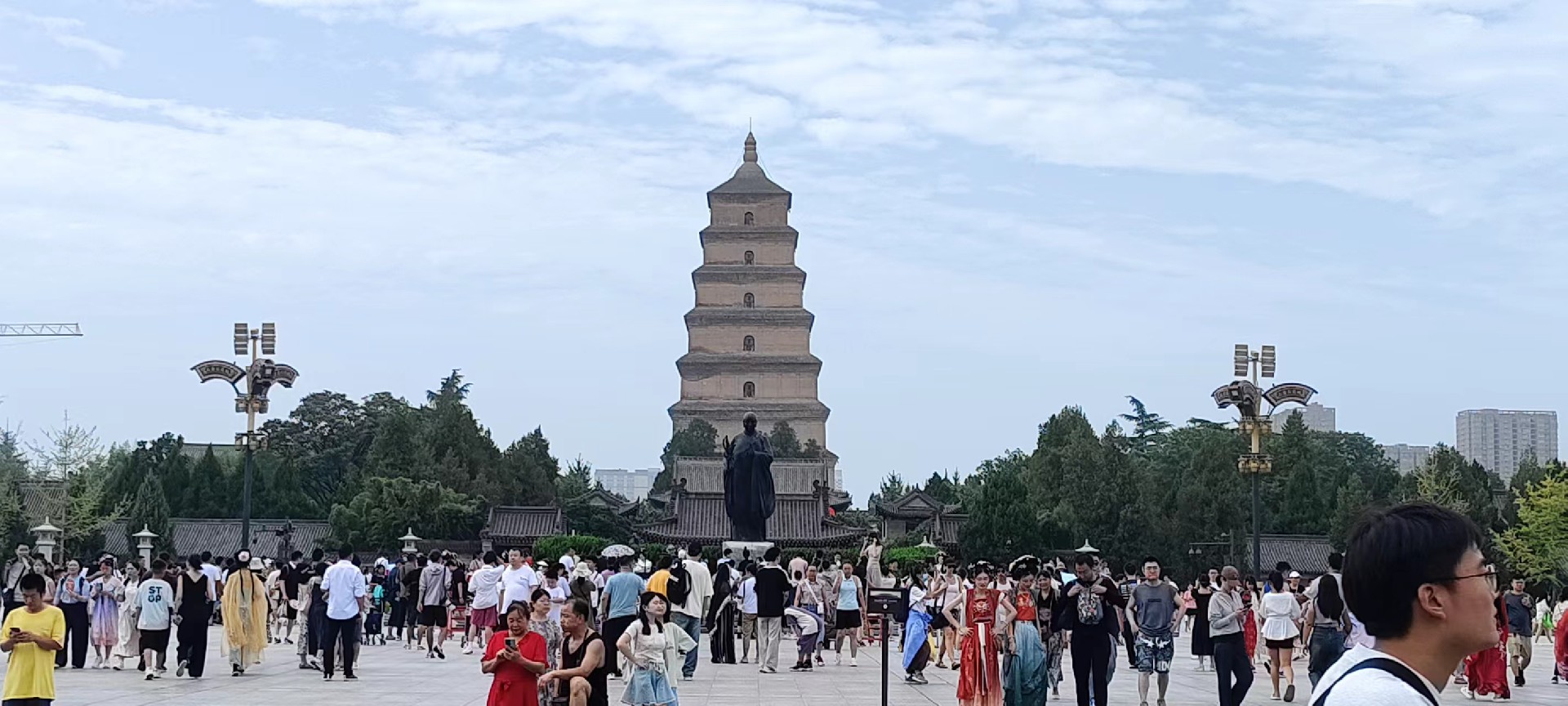 西安是國務(wù)院公布的首批國家歷史文化名城，有西周、秦、西漢、唐等在內(nèi)的13個朝代在此建都，是世界四大古都之一，中國古都學(xué)會認(rèn)定的中國建都朝代最多、帝都?xì)v史最長的古都。曾經(jīng)作為中國首都和政治、經(jīng)濟、文化中心長達(dá)1100多年。旅游景點有秦始皇兵馬俑博物館、大雁塔、陜西歷史博物館、華清池景區(qū)、碑林博物館等
