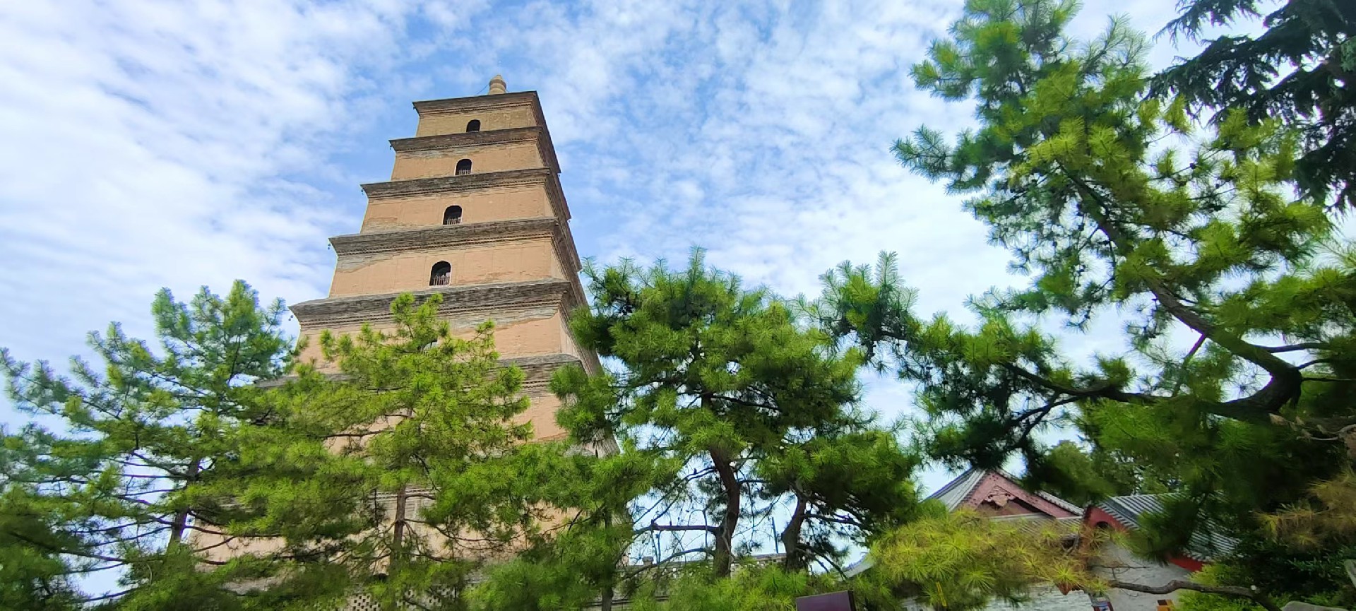 西安是國務(wù)院公布的首批國家歷史文化名城，有西周、秦、西漢、唐等在內(nèi)的13個朝代在此建都，是世界四大古都之一，中國古都學(xué)會認(rèn)定的中國建都朝代最多、帝都?xì)v史最長的古都。曾經(jīng)作為中國首都和政治、經(jīng)濟、文化中心長達(dá)1100多年。旅游景點有秦始皇兵馬俑博物館、大雁塔、陜西歷史博物館、華清池景區(qū)、碑林博物館等