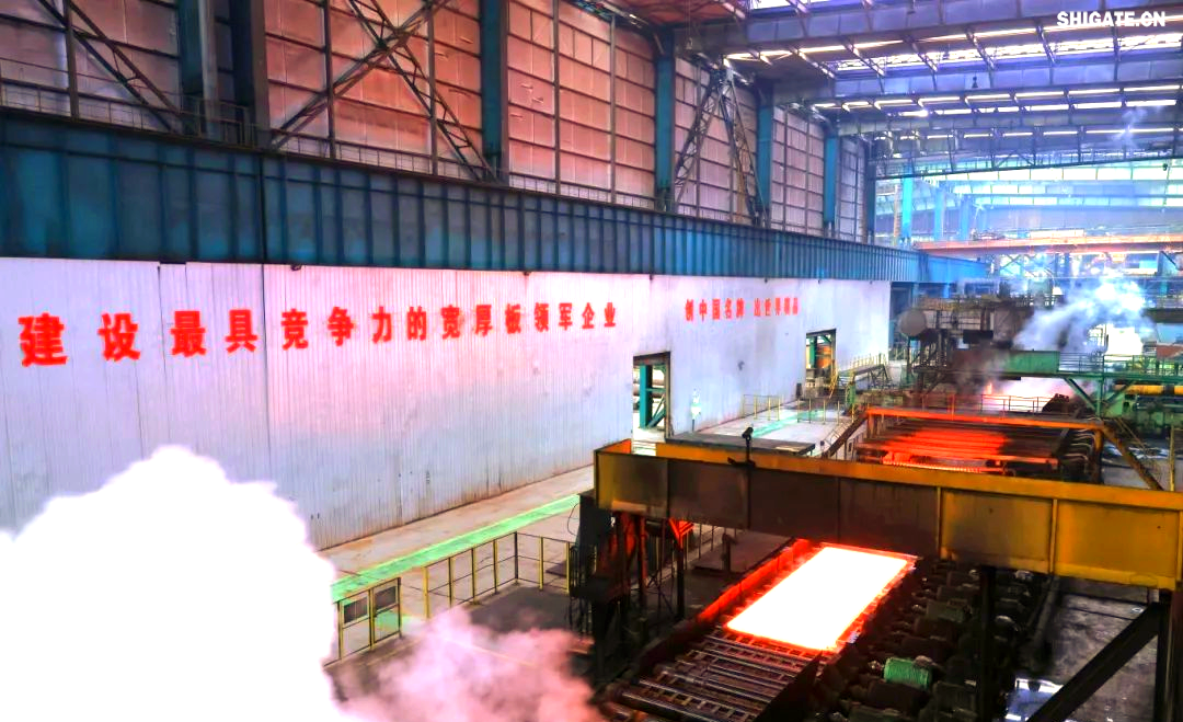 260余種寬厚板產(chǎn)品成功替代進(jìn)口或按國外標(biāo)準(zhǔn)生產(chǎn)，多個品種填補(bǔ)國內(nèi)空白并獨(dú)家供貨，更有40余種遠(yuǎn)銷海外。舞鋼公司不僅主導(dǎo)制定了臨氫設(shè)備用鉻鉬合金鋼板等十余項(xiàng)國家標(biāo)準(zhǔn)，還榮獲國家科學(xué)技術(shù)進(jìn)步獎一等獎2項(xiàng)、二等獎1項(xiàng)，省部級科技進(jìn)步獎更是數(shù)不勝數(shù)。自創(chuàng)立以來，河鋼集團(tuán)舞鋼公司便深耕寬厚板研發(fā)制造，打造出響亮的民族品牌，穩(wěn)坐世界寬厚板領(lǐng)域的頭把交椅。 260余種寬厚板產(chǎn)品成功替代進(jìn)口或按國外標(biāo)準(zhǔn)生產(chǎn)，多個品種填補(bǔ)國內(nèi)空白并獨(dú)家供貨，更有40余種遠(yuǎn)銷海外。舞鋼公司不僅主導(dǎo)制定了臨氫設(shè)備用鉻鉬合金鋼板等十余項(xiàng)國家標(biāo)準(zhǔn)，還榮獲國家科學(xué)技術(shù)進(jìn)步獎一等獎2項(xiàng)、二等獎1項(xiàng)，省部級科技進(jìn)步獎更是數(shù)不勝數(shù)。自創(chuàng)立以來，河鋼集團(tuán)舞鋼公司便深耕寬厚板研發(fā)制造，打造出響亮的民族品牌，穩(wěn)坐世界寬厚板領(lǐng)域的頭把交椅。 fdb85620c4ebcb4769ad69d0a0a3e58f.png圖為舞鋼生產(chǎn)現(xiàn)場一角。  品牌價值涵蓋了企業(yè)的多方面競爭力，包括產(chǎn)品實(shí)力、文化底蘊(yùn)、資源調(diào)配能力、技術(shù)標(biāo)準(zhǔn)以及質(zhì)量管理等。河鋼集團(tuán)舞鋼公司深知這一點(diǎn)，其黨委書記、董事長于勇強(qiáng)調(diào)，要緊密貼近市場脈搏，不斷強(qiáng)化科技創(chuàng)新，以更好地維護(hù)和提升舞鋼的品牌價值，推動企業(yè)更上一層樓。  近日，《中國冶金報》的記者們走進(jìn)舞鋼，深入探訪了該企業(yè)品牌塑造的背后故事。舞鋼以科技為核心，提供高端定制服務(wù)，不僅緊跟行業(yè)動態(tài)和客戶需求，還專注于客戶應(yīng)用材料的替代研發(fā)，通過創(chuàng)新贏得先機(jī)。舞鋼人以攻堅克難的精神，突破關(guān)鍵技術(shù)難題，將關(guān)鍵核心技術(shù)牢牢掌握在自己手中，成功實(shí)現(xiàn)了從生產(chǎn)型企業(yè)到“制造+服務(wù)型企業(yè)”的轉(zhuǎn)型。  舞鋼黨委書記、董事長吝章國明確指出，舞鋼應(yīng)定位高端市場，致力于開發(fā)獨(dú)特且優(yōu)質(zhì)的高端產(chǎn)品，同時緊貼市場和客戶需求，提供量身定制的服務(wù)。這一策略不僅塑造了產(chǎn)品品牌，更提升了品牌價值。舞鋼國內(nèi)首發(fā)的SA737系列容器鋼板，以其大厚度、高技術(shù)難度，充分展現(xiàn)了企業(yè)在科技創(chuàng)新和高端定制方面的實(shí)力。 2024年10月，舞鋼在深入調(diào)研某重點(diǎn)客戶后，立志于替代進(jìn)口，著手研發(fā)大厚度、高技術(shù)難度的碳錳釩SA737系列容器鋼板。為此，公司組建了由技術(shù)、營銷人員等組成的高端高效益產(chǎn)品攻關(guān)團(tuán)隊，根據(jù)客戶需求定制了專屬供貨方案，贏得了客戶的信賴。  在生產(chǎn)過程中，舞鋼面臨鋼板厚度大、技術(shù)要求嚴(yán)苛等多重挑戰(zhàn)。但憑借強(qiáng)大的技術(shù)實(shí)力和創(chuàng)新能力，舞鋼團(tuán)隊不僅成功實(shí)施了覆蓋關(guān)鍵工序的梯度試驗(yàn)，還根據(jù)試驗(yàn)數(shù)據(jù)進(jìn)行了長達(dá)10余天的深入分析驗(yàn)證，最終確定了與生產(chǎn)現(xiàn)場高度契合的最佳工藝方案。這一方案確保了SA737系列容器鋼板在拉伸性能、沖擊性能以及模擬焊后性能等方面均達(dá)到國內(nèi)領(lǐng)先水平，有力地提升了舞鋼的品牌價值。  圖為舞鋼第二鋼軋廠的生產(chǎn)現(xiàn)場。 2024年12月20日，舞鋼科技部收到了來自某高端客戶的積極反饋：“舞鋼生產(chǎn)的碳錳釩SA737系列容器鋼板焊接性能非常穩(wěn)定，簡直太好用了！連我們的工人都為你們點(diǎn)贊！”這標(biāo)志著舞鋼首次成功批量生產(chǎn)出大厚度、高技術(shù)難度的碳錳釩SA737系列容器鋼板，實(shí)現(xiàn)了國內(nèi)首發(fā)，為舞鋼打造新的差異化優(yōu)勢、引領(lǐng)寬厚板行業(yè)的高質(zhì)量發(fā)展注入了強(qiáng)大動力。同時，用戶對高端材料經(jīng)濟(jì)性的追求也成為舞鋼研發(fā)工作的重要考量因素。截至2024年底，舞鋼高錳鋼已在國內(nèi)首臺套高錳鋼船“GasChem Phoenix”上實(shí)現(xiàn)了安全運(yùn)行2萬海里的壯舉。這不僅標(biāo)志著舞鋼高錳鋼在國內(nèi)率先實(shí)現(xiàn)了實(shí)船應(yīng)用，更意味著新一代低成本、高性能的超低溫國產(chǎn)高錳鋼從基礎(chǔ)研究走向了工程應(yīng)用，為高錳鋼的推廣和應(yīng)用樹立了新的里程碑。  圖為舞鋼第二鋼軋廠。LNG（液化天然氣）新型低溫高錳鋼憑借其出色的低溫韌性、高延展性以及高強(qiáng)度，相較于傳統(tǒng)LNG船罐材料所采用的Ni系低溫鋼，展現(xiàn)出了顯著的經(jīng)濟(jì)效益。高錳鋼的應(yīng)用對LNG船舶制造企業(yè)而言，不僅有助于降低生產(chǎn)成本，更能提升其市場競爭力。為了實(shí)現(xiàn)科研成果與客戶需求的高效轉(zhuǎn)化，舞鋼積極展開了全方位、多輪次的科技創(chuàng)新活動。 2024年12月18日，舞鋼的生產(chǎn)線上，一批高端壓力容器鋼板在經(jīng)過數(shù)小時精心熱處理后，順利完成了切割與取樣，隨后進(jìn)入性能檢驗(yàn)的關(guān)鍵環(huán)節(jié)。科技部的科研人員全程緊密監(jiān)控，確保每一個環(huán)節(jié)都達(dá)到高標(biāo)準(zhǔn)。這批鋼板是為客戶量身定制的，面臨極高的技術(shù)挑戰(zhàn)，因?yàn)樗鼈儗儆诔T坯壓縮比的極限規(guī)格。客戶要求在模擬長時間焊接后，對鋼板厚度一半處進(jìn)行零下30攝氏度的沖擊韌性測試。同時，由于鋼板壓縮比小、厚度大，采用常規(guī)工藝難以確保各項(xiàng)性能指標(biāo)。  面對這些挑戰(zhàn)，舞鋼的高端高效益產(chǎn)品攻關(guān)團(tuán)隊從坯料生產(chǎn)、軋制到熱處理各環(huán)節(jié)入手，經(jīng)過不懈努力，終于找到了與性能指標(biāo)相匹配的最佳工藝參數(shù)，從而優(yōu)化了整體生產(chǎn)工藝。最終，該鋼板的各項(xiàng)性能參數(shù)不僅遠(yuǎn)超客戶預(yù)期，更達(dá)到了世界領(lǐng)先水平。  舞鋼第二鋼軋廠，一個致力于高端壓力容器鋼板研發(fā)與生產(chǎn)的重要基地。在這里，科技與創(chuàng)新是永恒的主題。吝章國，作為舞鋼的科技領(lǐng)軍人物，深知科技成果轉(zhuǎn)化的重要性。他強(qiáng)調(diào)，只有將研發(fā)出的產(chǎn)品真正轉(zhuǎn)化為實(shí)際生產(chǎn)力，才能實(shí)現(xiàn)其真正的價值。因此，舞鋼始終將科技成果轉(zhuǎn)化作為工作的重中之重，不斷推動技術(shù)創(chuàng)新與產(chǎn)業(yè)升級的深度融合。 2024年，舞鋼繼續(xù)堅定地走特鋼路線，并成功研發(fā)了18個新產(chǎn)品。此外，舞鋼還積極與20余家高端客戶進(jìn)行互訪，并成功開發(fā)了104個直供用戶，首單訂貨量累計高達(dá)9.5萬余噸。這些成績的取得，得益于舞鋼在市場把控方面的機(jī)制創(chuàng)新。在制造業(yè)轉(zhuǎn)型升級的大背景下，中厚板領(lǐng)域已成為鋼鐵行業(yè)增長最快的領(lǐng)域和效益源泉，這也導(dǎo)致國內(nèi)中厚板市場的供需狀況發(fā)生了深刻變化。面對這一新形勢，舞鋼積極應(yīng)對，通過機(jī)制創(chuàng)新來提升市場把控力，以實(shí)現(xiàn)更好的生存和發(fā)展。  舞鋼通過創(chuàng)新機(jī)制體制，進(jìn)一步強(qiáng)化了銷售端資源傾斜，推動企業(yè)從單一生產(chǎn)向“制造+服務(wù)”模式轉(zhuǎn)型。他們深化市場、客戶和服務(wù)意識，不斷提高執(zhí)行、適應(yīng)和變革能力，專注于市場和客戶需求。經(jīng)過一系列舉措，舞鋼對市場的把控能力得到了顯著提升。  在2024年9月6日的舞鋼高端水電鋼攻關(guān)團(tuán)隊周例會上，該團(tuán)隊負(fù)責(zé)人張曉克強(qiáng)調(diào)，擁有鋼需求的頭部客戶是市場開發(fā)的關(guān)鍵。他要求團(tuán)隊成員主動走訪、對接和服務(wù)這些客戶。該團(tuán)隊的積極攻關(guān)，使得舞鋼水電鋼合同承接量在2024年再創(chuàng)新高。  舞鋼始終以客戶需求為中心，通過多端對接和全面保障策略，不斷優(yōu)化產(chǎn)線建設(shè)。他們實(shí)施了領(lǐng)導(dǎo)班子成員的“產(chǎn)線包保”制度，從多個維度對兩條產(chǎn)線進(jìn)行數(shù)據(jù)畫像，包括噸鋼邊際貢獻(xiàn)、低邊際合同占比等。這些措施促進(jìn)了產(chǎn)線和營銷人員更加關(guān)注產(chǎn)線關(guān)鍵指標(biāo)和創(chuàng)效能力，推動了企業(yè)管理重點(diǎn)從產(chǎn)量向產(chǎn)線的轉(zhuǎn)變。 53歲的高級技師任亞強(qiáng)，在面臨軋制生產(chǎn)難度極大、近乎顛覆其認(rèn)知的8120鋼板時，他堅定地選擇了挑戰(zhàn)。他不僅將軋輥壓下量精細(xì)調(diào)整，更把各道次的間隙時間縮短到極致，最終成功生產(chǎn)出滿足客戶要求的產(chǎn)品。這一成功，不僅彰顯了舞鋼在技術(shù)上的實(shí)力，更體現(xiàn)了他們對于市場和客戶需求的深刻洞察。  在舞鋼的攻關(guān)團(tuán)隊中，“技術(shù)咖”們成為銷售的堅強(qiáng)后盾。他們無條件支持銷售，對銷售人員提出的問題積極響應(yīng)，確保當(dāng)日事當(dāng)日畢。正是這種高效協(xié)作的精神，使得舞鋼在2024年成功中標(biāo)國內(nèi)多個知名建設(shè)項(xiàng)目。  在全員端，舞鋼更是全力以赴保市場，緊跟市場和客戶變化，提高反應(yīng)速度。他們突出柔性生產(chǎn)組織和靈活的訂單機(jī)制，實(shí)現(xiàn)生產(chǎn)組織與銷售的高度協(xié)同。同時，堅持加強(qiáng)質(zhì)量、成本和交貨期管理，珍惜品牌信譽(yù)，成為舞鋼廣大干部職工的工作準(zhǔn)則。  一次江蘇客戶的746噸高端容器鋼板供貨合同，雖然交貨期只有短短20天，但舞鋼各部門、各單位加強(qiáng)協(xié)同，全方位提升保供能力。最終，在客戶要求的交貨期內(nèi)，舞鋼高質(zhì)量、高標(biāo)準(zhǔn)完成了整單合同產(chǎn)品交付，贏得了客戶的贊譽(yù)。這一成功案例，更是舞鋼對市場把控能力和執(zhí)行能力的有力證明。 針對市場和客戶對鋼板質(zhì)量的高標(biāo)準(zhǔn)要求，舞鋼的技術(shù)團(tuán)隊進(jìn)行了深入細(xì)致的技術(shù)評審和質(zhì)量預(yù)判。他們精心制定了科學(xué)合理的工藝方案，旨在從合同的技術(shù)交流、生效下發(fā)階段就開始精準(zhǔn)識別生產(chǎn)難度，并提前進(jìn)行干預(yù)，以確保產(chǎn)品設(shè)計開發(fā)的精準(zhǔn)度，從而保障產(chǎn)品質(zhì)量。具體而言，舞鋼采取了以下措施：首先是加強(qiáng)過程管控，提高一次性合格率和合同兌現(xiàn)率；其次是技術(shù)指導(dǎo)全程參與，技術(shù)人員堅持“一次做對”的原則，對每個產(chǎn)品都進(jìn)行嚴(yán)格管理，以杜絕因標(biāo)準(zhǔn)化作業(yè)執(zhí)行不力導(dǎo)致的質(zhì)量波動；最后是不斷追求工藝改進(jìn)的完美性。  此外，舞鋼還通過健全激勵機(jī)制來激發(fā)銷售人員的積極性。他們根據(jù)KPI完成情況對銷售人員進(jìn)行評價，并根據(jù)銷售業(yè)績給予報酬，同時實(shí)施末位淘汰制度。此外，還設(shè)立了銷售網(wǎng)點(diǎn)賽馬獎勵機(jī)制、高售價高效益合同獎勵機(jī)制以及高端高效益產(chǎn)品技術(shù)攻關(guān)團(tuán)隊創(chuàng)效獎勵機(jī)制。  目前，舞鋼已針對高端細(xì)分市場、個性化小眾市場和新產(chǎn)業(yè)新業(yè)態(tài)市場需求進(jìn)行了布局。他們設(shè)立了15個營銷網(wǎng)點(diǎn)和32個高端高效產(chǎn)品攻關(guān)團(tuán)隊，形成了全線聯(lián)動的銷售反應(yīng)機(jī)制。2024年，舞鋼高端高效益產(chǎn)品的銷量同比提升了17%，高端熱處理產(chǎn)品的入庫量也同比增加7%。同時，頭部客戶的銷量占比提升了5%，高端產(chǎn)品的年銷量更是增長了18.9%。  舞鋼展廳一角，高端產(chǎn)品盡收眼底。 2025年，舞鋼將緊密圍繞河鋼集團(tuán)的戰(zhàn)略規(guī)劃，持續(xù)專注于特鋼精品的研發(fā)與銷售，進(jìn)一步強(qiáng)化“貼近市場、貼近客戶”的經(jīng)營理念，積極推進(jìn)技術(shù)營銷策略的實(shí)施，深耕下游關(guān)鍵行業(yè)市場，從而不斷鞏固和擴(kuò)大舞鋼在寬厚板領(lǐng)域的領(lǐng)先優(yōu)勢，持續(xù)提高舞鋼品牌的整體價值。圖為舞鋼生產(chǎn)現(xiàn)場一角。  品牌價值涵蓋了企業(yè)的多方面競爭力，包括產(chǎn)品實(shí)力、文化底蘊(yùn)、資源調(diào)配能力、技術(shù)標(biāo)準(zhǔn)以及質(zhì)量管理等。河鋼集團(tuán)舞鋼公司深知這一點(diǎn)，其黨委書記、董事長于勇強(qiáng)調(diào)，要緊密貼近市場脈搏，不斷強(qiáng)化科技創(chuàng)新，以更好地維護(hù)和提升舞鋼的品牌價值，推動企業(yè)更上一層樓。  近日，《中國冶金報》的記者們走進(jìn)舞鋼，深入探訪了該企業(yè)品牌塑造的背后故事。舞鋼以科技為核心，提供高端定制服務(wù)，不僅緊跟行業(yè)動態(tài)和客戶需求，還專注于客戶應(yīng)用材料的替代研發(fā)，通過創(chuàng)新贏得先機(jī)。舞鋼人以攻堅克難的精神，突破關(guān)鍵技術(shù)難題，將關(guān)鍵核心技術(shù)牢牢掌握在自己手中，成功實(shí)現(xiàn)了從生產(chǎn)型企業(yè)到“制造+服務(wù)型企業(yè)”的轉(zhuǎn)型。  舞鋼黨委書記、董事長吝章國明確指出，舞鋼應(yīng)定位高端市場，致力于開發(fā)獨(dú)特且優(yōu)質(zhì)的高端產(chǎn)品，同時緊貼市場和客戶需求，提供量身定制的服務(wù)。這一策略不僅塑造了產(chǎn)品品牌，更提升了品牌價值。舞鋼國內(nèi)首發(fā)的SA737系列容器鋼板，以其大厚度、高技術(shù)難度，充分展現(xiàn)了企業(yè)在科技創(chuàng)新和高端定制方面的實(shí)力。 2024年10月，舞鋼在深入調(diào)研某重點(diǎn)客戶后，立志于替代進(jìn)口，著手研發(fā)大厚度、高技術(shù)難度的碳錳釩SA737系列容器鋼板。為此，公司組建了由技術(shù)、營銷人員等組成的高端高效益產(chǎn)品攻關(guān)團(tuán)隊，根據(jù)客戶需求定制了專屬供貨方案，贏得了客戶的信賴。  在生產(chǎn)過程中，舞鋼面臨鋼板厚度大、技術(shù)要求嚴(yán)苛等多重挑戰(zhàn)。但憑借強(qiáng)大的技術(shù)實(shí)力和創(chuàng)新能力，舞鋼團(tuán)隊不僅成功實(shí)施了覆蓋關(guān)鍵工序的梯度試驗(yàn)，還根據(jù)試驗(yàn)數(shù)據(jù)進(jìn)行了長達(dá)10余天的深入分析驗(yàn)證，最終確定了與生產(chǎn)現(xiàn)場高度契合的最佳工藝方案。這一方案確保了SA737系列容器鋼板在拉伸性能、沖擊性能以及模擬焊后性能等方面均達(dá)到國內(nèi)領(lǐng)先水平，有力地提升了舞鋼的品牌價值。 5d7280e5f0e670f44544f8cefe0f0d14.png圖為舞鋼第二鋼軋廠的生產(chǎn)現(xiàn)場。 2024年12月20日，舞鋼科技部收到了來自某高端客戶的積極反饋：“舞鋼生產(chǎn)的碳錳釩SA737系列容器鋼板焊接性能非常穩(wěn)定，簡直太好用了！連我們的工人都為你們點(diǎn)贊！”這標(biāo)志著舞鋼首次成功批量生產(chǎn)出大厚度、高技術(shù)難度的碳錳釩SA737系列容器鋼板，實(shí)現(xiàn)了國內(nèi)首發(fā)，為舞鋼打造新的差異化優(yōu)勢、引領(lǐng)寬厚板行業(yè)的高質(zhì)量發(fā)展注入了強(qiáng)大動力。同時，用戶對高端材料經(jīng)濟(jì)性的追求也成為舞鋼研發(fā)工作的重要考量因素。截至2024年底，舞鋼高錳鋼已在國內(nèi)首臺套高錳鋼船“GasChem Phoenix”上實(shí)現(xiàn)了安全運(yùn)行2萬海里的壯舉。這不僅標(biāo)志著舞鋼高錳鋼在國內(nèi)率先實(shí)現(xiàn)了實(shí)船應(yīng)用，更意味著新一代低成本、高性能的超低溫國產(chǎn)高錳鋼從基礎(chǔ)研究走向了工程應(yīng)用，為高錳鋼的推廣和應(yīng)用樹立了新的里程碑。 46457aad56baacd125c4811c93a87642.png圖為舞鋼第二鋼軋廠。LNG（液化天然氣）新型低溫高錳鋼憑借其出色的低溫韌性、高延展性以及高強(qiáng)度，相較于傳統(tǒng)LNG船罐材料所采用的Ni系低溫鋼，展現(xiàn)出了顯著的經(jīng)濟(jì)效益。高錳鋼的應(yīng)用對LNG船舶制造企業(yè)而言，不僅有助于降低生產(chǎn)成本，更能提升其市場競爭力。為了實(shí)現(xiàn)科研成果與客戶需求的高效轉(zhuǎn)化，舞鋼積極展開了全方位、多輪次的科技創(chuàng)新活動。 2024年12月18日，舞鋼的生產(chǎn)線上，一批高端壓力容器鋼板在經(jīng)過數(shù)小時精心熱處理后，順利完成了切割與取樣，隨后進(jìn)入性能檢驗(yàn)的關(guān)鍵環(huán)節(jié)。科技部的科研人員全程緊密監(jiān)控，確保每一個環(huán)節(jié)都達(dá)到高標(biāo)準(zhǔn)。這批鋼板是為客戶量身定制的，面臨極高的技術(shù)挑戰(zhàn)，因?yàn)樗鼈儗儆诔T坯壓縮比的極限規(guī)格。客戶要求在模擬長時間焊接后，對鋼板厚度一半處進(jìn)行零下30攝氏度的沖擊韌性測試。同時，由于鋼板壓縮比小、厚度大，采用常規(guī)工藝難以確保各項(xiàng)性能指標(biāo)。  面對這些挑戰(zhàn)，舞鋼的高端高效益產(chǎn)品攻關(guān)團(tuán)隊從坯料生產(chǎn)、軋制到熱處理各環(huán)節(jié)入手，經(jīng)過不懈努力，終于找到了與性能指標(biāo)相匹配的最佳工藝參數(shù)，從而優(yōu)化了整體生產(chǎn)工藝。最終，該鋼板的各項(xiàng)性能參數(shù)不僅遠(yuǎn)超客戶預(yù)期，更達(dá)到了世界領(lǐng)先水平。 03022d4b7265c93067bd0bb81ea61e91.png舞鋼第二鋼軋廠，一個致力于高端壓力容器鋼板研發(fā)與生產(chǎn)的重要基地。在這里，科技與創(chuàng)新是永恒的主題。吝章國，作為舞鋼的科技領(lǐng)軍人物，深知科技成果轉(zhuǎn)化的重要性。他強(qiáng)調(diào)，只有將研發(fā)出的產(chǎn)品真正轉(zhuǎn)化為實(shí)際生產(chǎn)力，才能實(shí)現(xiàn)其真正的價值。因此，舞鋼始終將科技成果轉(zhuǎn)化作為工作的重中之重，不斷推動技術(shù)創(chuàng)新與產(chǎn)業(yè)升級的深度融合。 2024年，舞鋼繼續(xù)堅定地走特鋼路線，并成功研發(fā)了18個新產(chǎn)品。此外，舞鋼還積極與20余家高端客戶進(jìn)行互訪，并成功開發(fā)了104個直供用戶，首單訂貨量累計高達(dá)9.5萬余噸。這些成績的取得，得益于舞鋼在市場把控方面的機(jī)制創(chuàng)新。在制造業(yè)轉(zhuǎn)型升級的大背景下，中厚板領(lǐng)域已成為鋼鐵行業(yè)增長最快的領(lǐng)域和效益源泉，這也導(dǎo)致國內(nèi)中厚板市場的供需狀況發(fā)生了深刻變化。面對這一新形勢，舞鋼積極應(yīng)對，通過機(jī)制創(chuàng)新來提升市場把控力，以實(shí)現(xiàn)更好的生存和發(fā)展。 0a698836478e07383d7a298285345cad.png舞鋼通過創(chuàng)新機(jī)制體制，進(jìn)一步強(qiáng)化了銷售端資源傾斜，推動企業(yè)從單一生產(chǎn)向“制造+服務(wù)”模式轉(zhuǎn)型。他們深化市場、客戶和服務(wù)意識，不斷提高執(zhí)行、適應(yīng)和變革能力，專注于市場和客戶需求。經(jīng)過一系列舉措，舞鋼對市場的把控能力得到了顯著提升。  在2024年9月6日的舞鋼高端水電鋼攻關(guān)團(tuán)隊周例會上，該團(tuán)隊負(fù)責(zé)人張曉克強(qiáng)調(diào)，擁有鋼需求的頭部客戶是市場開發(fā)的關(guān)鍵。他要求團(tuán)隊成員主動走訪、對接和服務(wù)這些客戶。該團(tuán)隊的積極攻關(guān)，使得舞鋼水電鋼合同承接量在2024年再創(chuàng)新高。  舞鋼始終以客戶需求為中心，通過多端對接和全面保障策略，不斷優(yōu)化產(chǎn)線建設(shè)。他們實(shí)施了領(lǐng)導(dǎo)班子成員的“產(chǎn)線包保”制度，從多個維度對兩條產(chǎn)線進(jìn)行數(shù)據(jù)畫像，包括噸鋼邊際貢獻(xiàn)、低邊際合同占比等。這些措施促進(jìn)了產(chǎn)線和營銷人員更加關(guān)注產(chǎn)線關(guān)鍵指標(biāo)和創(chuàng)效能力，推動了企業(yè)管理重點(diǎn)從產(chǎn)量向產(chǎn)線的轉(zhuǎn)變。 53歲的高級技師任亞強(qiáng)，在面臨軋制生產(chǎn)難度極大、近乎顛覆其認(rèn)知的8120鋼板時，他堅定地選擇了挑戰(zhàn)。他不僅將軋輥壓下量精細(xì)調(diào)整，更把各道次的間隙時間縮短到極致，最終成功生產(chǎn)出滿足客戶要求的產(chǎn)品。這一成功，不僅彰顯了舞鋼在技術(shù)上的實(shí)力，更體現(xiàn)了他們對于市場和客戶需求的深刻洞察。  在舞鋼的攻關(guān)團(tuán)隊中，“技術(shù)咖”們成為銷售的堅強(qiáng)后盾。他們無條件支持銷售，對銷售人員提出的問題積極響應(yīng)，確保當(dāng)日事當(dāng)日畢。正是這種高效協(xié)作的精神，使得舞鋼在2024年成功中標(biāo)國內(nèi)多個知名建設(shè)項(xiàng)目。  在全員端，舞鋼更是全力以赴保市場，緊跟市場和客戶變化，提高反應(yīng)速度。他們突出柔性生產(chǎn)組織和靈活的訂單機(jī)制，實(shí)現(xiàn)生產(chǎn)組織與銷售的高度協(xié)同。同時，堅持加強(qiáng)質(zhì)量、成本和交貨期管理，珍惜品牌信譽(yù)，成為舞鋼廣大干部職工的工作準(zhǔn)則。  一次江蘇客戶的746噸高端容器鋼板供貨合同，雖然交貨期只有短短20天，但舞鋼各部門、各單位加強(qiáng)協(xié)同，全方位提升保供能力。最終，在客戶要求的交貨期內(nèi)，舞鋼高質(zhì)量、高標(biāo)準(zhǔn)完成了整單合同產(chǎn)品交付，贏得了客戶的贊譽(yù)。這一成功案例，更是舞鋼對市場把控能力和執(zhí)行能力的有力證明。 針對市場和客戶對鋼板質(zhì)量的高標(biāo)準(zhǔn)要求，舞鋼的技術(shù)團(tuán)隊進(jìn)行了深入細(xì)致的技術(shù)評審和質(zhì)量預(yù)判。他們精心制定了科學(xué)合理的工藝方案，旨在從合同的技術(shù)交流、生效下發(fā)階段就開始精準(zhǔn)識別生產(chǎn)難度，并提前進(jìn)行干預(yù)，以確保產(chǎn)品設(shè)計開發(fā)的精準(zhǔn)度，從而保障產(chǎn)品質(zhì)量。具體而言，舞鋼采取了以下措施：首先是加強(qiáng)過程管控，提高一次性合格率和合同兌現(xiàn)率；其次是技術(shù)指導(dǎo)全程參與，技術(shù)人員堅持“一次做對”的原則，對每個產(chǎn)品都進(jìn)行嚴(yán)格管理，以杜絕因標(biāo)準(zhǔn)化作業(yè)執(zhí)行不力導(dǎo)致的質(zhì)量波動；最后是不斷追求工藝改進(jìn)的完美性。  此外，舞鋼還通過健全激勵機(jī)制來激發(fā)銷售人員的積極性。他們根據(jù)KPI完成情況對銷售人員進(jìn)行評價，并根據(jù)銷售業(yè)績給予報酬，同時實(shí)施末位淘汰制度。此外，還設(shè)立了銷售網(wǎng)點(diǎn)賽馬獎勵機(jī)制、高售價高效益合同獎勵機(jī)制以及高端高效益產(chǎn)品技術(shù)攻關(guān)團(tuán)隊創(chuàng)效獎勵機(jī)制。  目前，舞鋼已針對高端細(xì)分市場、個性化小眾市場和新產(chǎn)業(yè)新業(yè)態(tài)市場需求進(jìn)行了布局。他們設(shè)立了15個營銷網(wǎng)點(diǎn)和32個高端高效產(chǎn)品攻關(guān)團(tuán)隊，形成了全線聯(lián)動的銷售反應(yīng)機(jī)制。2024年，舞鋼高端高效益產(chǎn)品的銷量同比提升了17%，高端熱處理產(chǎn)品的入庫量也同比增加7%。同時，頭部客戶的銷量占比提升了5%，高端產(chǎn)品的年銷量更是增長了18.9%。 14f58a2a32dec17139ea4d08778c063f.png舞鋼展廳一角，高端產(chǎn)品盡收眼底。 2025年，舞鋼將緊密圍繞河鋼集團(tuán)的戰(zhàn)略規(guī)劃，持續(xù)專注于特鋼精品的研發(fā)與銷售，進(jìn)一步強(qiáng)化“貼近市場、貼近客戶”的經(jīng)營理念，積極推進(jìn)技術(shù)營銷策略的實(shí)施，深耕下游關(guān)鍵行業(yè)市場，從而不斷鞏固和擴(kuò)大舞鋼在寬厚板領(lǐng)域的領(lǐng)先優(yōu)勢，持續(xù)提高舞鋼品牌的整體價值。