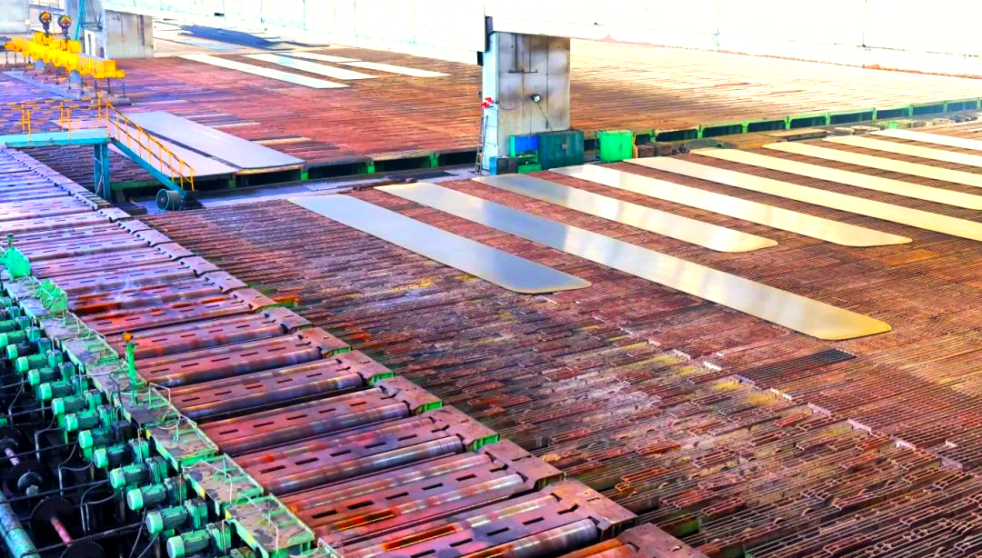 260余種寬厚板產(chǎn)品成功替代進(jìn)口或按國外標(biāo)準(zhǔn)生產(chǎn)，多個品種填補(bǔ)國內(nèi)空白并獨(dú)家供貨，更有40余種遠(yuǎn)銷海外。舞鋼公司不僅主導(dǎo)制定了臨氫設(shè)備用鉻鉬合金鋼板等十余項(xiàng)國家標(biāo)準(zhǔn)，還榮獲國家科學(xué)技術(shù)進(jìn)步獎一等獎2項(xiàng)、二等獎1項(xiàng)，省部級科技進(jìn)步獎更是數(shù)不勝數(shù)。自創(chuàng)立以來，河鋼集團(tuán)舞鋼公司便深耕寬厚板研發(fā)制造，打造出響亮的民族品牌，穩(wěn)坐世界寬厚板領(lǐng)域的頭把交椅。 260余種寬厚板產(chǎn)品成功替代進(jìn)口或按國外標(biāo)準(zhǔn)生產(chǎn)，多個品種填補(bǔ)國內(nèi)空白并獨(dú)家供貨，更有40余種遠(yuǎn)銷海外。舞鋼公司不僅主導(dǎo)制定了臨氫設(shè)備用鉻鉬合金鋼板等十余項(xiàng)國家標(biāo)準(zhǔn)，還榮獲國家科學(xué)技術(shù)進(jìn)步獎一等獎2項(xiàng)、二等獎1項(xiàng)，省部級科技進(jìn)步獎更是數(shù)不勝數(shù)。自創(chuàng)立以來，河鋼集團(tuán)舞鋼公司便深耕寬厚板研發(fā)制造，打造出響亮的民族品牌，穩(wěn)坐世界寬厚板領(lǐng)域的頭把交椅。 fdb85620c4ebcb4769ad69d0a0a3e58f.png圖為舞鋼生產(chǎn)現(xiàn)場一角。  品牌價值涵蓋了企業(yè)的多方面競爭力，包括產(chǎn)品實(shí)力、文化底蘊(yùn)、資源調(diào)配能力、技術(shù)標(biāo)準(zhǔn)以及質(zhì)量管理等。河鋼集團(tuán)舞鋼公司深知這一點(diǎn)，其黨委書記、董事長于勇強(qiáng)調(diào)，要緊密貼近市場脈搏，不斷強(qiáng)化科技創(chuàng)新，以更好地維護(hù)和提升舞鋼的品牌價值，推動企業(yè)更上一層樓。  近日，《中國冶金報》的記者們走進(jìn)舞鋼，深入探訪了該企業(yè)品牌塑造的背后故事。舞鋼以科技為核心，提供高端定制服務(wù)，不僅緊跟行業(yè)動態(tài)和客戶需求，還專注于客戶應(yīng)用材料的替代研發(fā)，通過創(chuàng)新贏得先機(jī)。舞鋼人以攻堅克難的精神，突破關(guān)鍵技術(shù)難題，將關(guān)鍵核心技術(shù)牢牢掌握在自己手中，成功實(shí)現(xiàn)了從生產(chǎn)型企業(yè)到“制造+服務(wù)型企業(yè)”的轉(zhuǎn)型。  舞鋼黨委書記、董事長吝章國明確指出，舞鋼應(yīng)定位高端市場，致力于開發(fā)獨(dú)特且優(yōu)質(zhì)的高端產(chǎn)品，同時緊貼市場和客戶需求，提供量身定制的服務(wù)。這一策略不僅塑造了產(chǎn)品品牌，更提升了品牌價值。舞鋼國內(nèi)首發(fā)的SA737系列容器鋼板，以其大厚度、高技術(shù)難度，充分展現(xiàn)了企業(yè)在科技創(chuàng)新和高端定制方面的實(shí)力。 2024年10月，舞鋼在深入調(diào)研某重點(diǎn)客戶后，立志于替代進(jìn)口，著手研發(fā)大厚度、高技術(shù)難度的碳錳釩SA737系列容器鋼板。為此，公司組建了由技術(shù)、營銷人員等組成的高端高效益產(chǎn)品攻關(guān)團(tuán)隊，根據(jù)客戶需求定制了專屬供貨方案，贏得了客戶的信賴。  在生產(chǎn)過程中，舞鋼面臨鋼板厚度大、技術(shù)要求嚴(yán)苛等多重挑戰(zhàn)。但憑借強(qiáng)大的技術(shù)實(shí)力和創(chuàng)新能力，舞鋼團(tuán)隊不僅成功實(shí)施了覆蓋關(guān)鍵工序的梯度試驗(yàn)，還根據(jù)試驗(yàn)數(shù)據(jù)進(jìn)行了長達(dá)10余天的深入分析驗(yàn)證，最終確定了與生產(chǎn)現(xiàn)場高度契合的最佳工藝方案。這一方案確保了SA737系列容器鋼板在拉伸性能、沖擊性能以及模擬焊后性能等方面均達(dá)到國內(nèi)領(lǐng)先水平，有力地提升了舞鋼的品牌價值。  圖為舞鋼第二鋼軋廠的生產(chǎn)現(xiàn)場。 2024年12月20日，舞鋼科技部收到了來自某高端客戶的積極反饋：“舞鋼生產(chǎn)的碳錳釩SA737系列容器鋼板焊接性能非常穩(wěn)定，簡直太好用了！連我們的工人都為你們點(diǎn)贊！”這標(biāo)志著舞鋼首次成功批量生產(chǎn)出大厚度、高技術(shù)難度的碳錳釩SA737系列容器鋼板，實(shí)現(xiàn)了國內(nèi)首發(fā)，為舞鋼打造新的差異化優(yōu)勢、引領(lǐng)寬厚板行業(yè)的高質(zhì)量發(fā)展注入了強(qiáng)大動力。同時，用戶對高端材料經(jīng)濟(jì)性的追求也成為舞鋼研發(fā)工作的重要考量因素。截至2024年底，舞鋼高錳鋼已在國內(nèi)首臺套高錳鋼船“GasChem Phoenix”上實(shí)現(xiàn)了安全運(yùn)行2萬海里的壯舉。這不僅標(biāo)志著舞鋼高錳鋼在國內(nèi)率先實(shí)現(xiàn)了實(shí)船應(yīng)用，更意味著新一代低成本、高性能的超低溫國產(chǎn)高錳鋼從基礎(chǔ)研究走向了工程應(yīng)用，為高錳鋼的推廣和應(yīng)用樹立了新的里程碑。  圖為舞鋼第二鋼軋廠。LNG（液化天然氣）新型低溫高錳鋼憑借其出色的低溫韌性、高延展性以及高強(qiáng)度，相較于傳統(tǒng)LNG船罐材料所采用的Ni系低溫鋼，展現(xiàn)出了顯著的經(jīng)濟(jì)效益。高錳鋼的應(yīng)用對LNG船舶制造企業(yè)而言，不僅有助于降低生產(chǎn)成本，更能提升其市場競爭力。為了實(shí)現(xiàn)科研成果與客戶需求的高效轉(zhuǎn)化，舞鋼積極展開了全方位、多輪次的科技創(chuàng)新活動。 2024年12月18日，舞鋼的生產(chǎn)線上，一批高端壓力容器鋼板在經(jīng)過數(shù)小時精心熱處理后，順利完成了切割與取樣，隨后進(jìn)入性能檢驗(yàn)的關(guān)鍵環(huán)節(jié)。科技部的科研人員全程緊密監(jiān)控，確保每一個環(huán)節(jié)都達(dá)到高標(biāo)準(zhǔn)。這批鋼板是為客戶量身定制的，面臨極高的技術(shù)挑戰(zhàn)，因?yàn)樗鼈儗儆诔T坯壓縮比的極限規(guī)格。客戶要求在模擬長時間焊接后，對鋼板厚度一半處進(jìn)行零下30攝氏度的沖擊韌性測試。同時，由于鋼板壓縮比小、厚度大，采用常規(guī)工藝難以確保各項(xiàng)性能指標(biāo)。  面對這些挑戰(zhàn)，舞鋼的高端高效益產(chǎn)品攻關(guān)團(tuán)隊從坯料生產(chǎn)、軋制到熱處理各環(huán)節(jié)入手，經(jīng)過不懈努力，終于找到了與性能指標(biāo)相匹配的最佳工藝參數(shù)，從而優(yōu)化了整體生產(chǎn)工藝。最終，該鋼板的各項(xiàng)性能參數(shù)不僅遠(yuǎn)超客戶預(yù)期，更達(dá)到了世界領(lǐng)先水平。  舞鋼第二鋼軋廠，一個致力于高端壓力容器鋼板研發(fā)與生產(chǎn)的重要基地。在這里，科技與創(chuàng)新是永恒的主題。吝章國，作為舞鋼的科技領(lǐng)軍人物，深知科技成果轉(zhuǎn)化的重要性。他強(qiáng)調(diào)，只有將研發(fā)出的產(chǎn)品真正轉(zhuǎn)化為實(shí)際生產(chǎn)力，才能實(shí)現(xiàn)其真正的價值。因此，舞鋼始終將科技成果轉(zhuǎn)化作為工作的重中之重，不斷推動技術(shù)創(chuàng)新與產(chǎn)業(yè)升級的深度融合。 2024年，舞鋼繼續(xù)堅定地走特鋼路線，并成功研發(fā)了18個新產(chǎn)品。此外，舞鋼還積極與20余家高端客戶進(jìn)行互訪，并成功開發(fā)了104個直供用戶，首單訂貨量累計高達(dá)9.5萬余噸。這些成績的取得，得益于舞鋼在市場把控方面的機(jī)制創(chuàng)新。在制造業(yè)轉(zhuǎn)型升級的大背景下，中厚板領(lǐng)域已成為鋼鐵行業(yè)增長最快的領(lǐng)域和效益源泉，這也導(dǎo)致國內(nèi)中厚板市場的供需狀況發(fā)生了深刻變化。面對這一新形勢，舞鋼積極應(yīng)對，通過機(jī)制創(chuàng)新來提升市場把控力，以實(shí)現(xiàn)更好的生存和發(fā)展。  舞鋼通過創(chuàng)新機(jī)制體制，進(jìn)一步強(qiáng)化了銷售端資源傾斜，推動企業(yè)從單一生產(chǎn)向“制造+服務(wù)”模式轉(zhuǎn)型。他們深化市場、客戶和服務(wù)意識，不斷提高執(zhí)行、適應(yīng)和變革能力，專注于市場和客戶需求。經(jīng)過一系列舉措，舞鋼對市場的把控能力得到了顯著提升。  在2024年9月6日的舞鋼高端水電鋼攻關(guān)團(tuán)隊周例會上，該團(tuán)隊負(fù)責(zé)人張曉克強(qiáng)調(diào)，擁有鋼需求的頭部客戶是市場開發(fā)的關(guān)鍵。他要求團(tuán)隊成員主動走訪、對接和服務(wù)這些客戶。該團(tuán)隊的積極攻關(guān)，使得舞鋼水電鋼合同承接量在2024年再創(chuàng)新高。  舞鋼始終以客戶需求為中心，通過多端對接和全面保障策略，不斷優(yōu)化產(chǎn)線建設(shè)。他們實(shí)施了領(lǐng)導(dǎo)班子成員的“產(chǎn)線包保”制度，從多個維度對兩條產(chǎn)線進(jìn)行數(shù)據(jù)畫像，包括噸鋼邊際貢獻(xiàn)、低邊際合同占比等。這些措施促進(jìn)了產(chǎn)線和營銷人員更加關(guān)注產(chǎn)線關(guān)鍵指標(biāo)和創(chuàng)效能力，推動了企業(yè)管理重點(diǎn)從產(chǎn)量向產(chǎn)線的轉(zhuǎn)變。 53歲的高級技師任亞強(qiáng)，在面臨軋制生產(chǎn)難度極大、近乎顛覆其認(rèn)知的8120鋼板時，他堅定地選擇了挑戰(zhàn)。他不僅將軋輥壓下量精細(xì)調(diào)整，更把各道次的間隙時間縮短到極致，最終成功生產(chǎn)出滿足客戶要求的產(chǎn)品。這一成功，不僅彰顯了舞鋼在技術(shù)上的實(shí)力，更體現(xiàn)了他們對于市場和客戶需求的深刻洞察。  在舞鋼的攻關(guān)團(tuán)隊中，“技術(shù)咖”們成為銷售的堅強(qiáng)后盾。他們無條件支持銷售，對銷售人員提出的問題積極響應(yīng)，確保當(dāng)日事當(dāng)日畢。正是這種高效協(xié)作的精神，使得舞鋼在2024年成功中標(biāo)國內(nèi)多個知名建設(shè)項(xiàng)目。  在全員端，舞鋼更是全力以赴保市場，緊跟市場和客戶變化，提高反應(yīng)速度。他們突出柔性生產(chǎn)組織和靈活的訂單機(jī)制，實(shí)現(xiàn)生產(chǎn)組織與銷售的高度協(xié)同。同時，堅持加強(qiáng)質(zhì)量、成本和交貨期管理，珍惜品牌信譽(yù)，成為舞鋼廣大干部職工的工作準(zhǔn)則。  一次江蘇客戶的746噸高端容器鋼板供貨合同，雖然交貨期只有短短20天，但舞鋼各部門、各單位加強(qiáng)協(xié)同，全方位提升保供能力。最終，在客戶要求的交貨期內(nèi)，舞鋼高質(zhì)量、高標(biāo)準(zhǔn)完成了整單合同產(chǎn)品交付，贏得了客戶的贊譽(yù)。這一成功案例，更是舞鋼對市場把控能力和執(zhí)行能力的有力證明。 針對市場和客戶對鋼板質(zhì)量的高標(biāo)準(zhǔn)要求，舞鋼的技術(shù)團(tuán)隊進(jìn)行了深入細(xì)致的技術(shù)評審和質(zhì)量預(yù)判。他們精心制定了科學(xué)合理的工藝方案，旨在從合同的技術(shù)交流、生效下發(fā)階段就開始精準(zhǔn)識別生產(chǎn)難度，并提前進(jìn)行干預(yù)，以確保產(chǎn)品設(shè)計開發(fā)的精準(zhǔn)度，從而保障產(chǎn)品質(zhì)量。具體而言，舞鋼采取了以下措施：首先是加強(qiáng)過程管控，提高一次性合格率和合同兌現(xiàn)率；其次是技術(shù)指導(dǎo)全程參與，技術(shù)人員堅持“一次做對”的原則，對每個產(chǎn)品都進(jìn)行嚴(yán)格管理，以杜絕因標(biāo)準(zhǔn)化作業(yè)執(zhí)行不力導(dǎo)致的質(zhì)量波動；最后是不斷追求工藝改進(jìn)的完美性。  此外，舞鋼還通過健全激勵機(jī)制來激發(fā)銷售人員的積極性。他們根據(jù)KPI完成情況對銷售人員進(jìn)行評價，并根據(jù)銷售業(yè)績給予報酬，同時實(shí)施末位淘汰制度。此外，還設(shè)立了銷售網(wǎng)點(diǎn)賽馬獎勵機(jī)制、高售價高效益合同獎勵機(jī)制以及高端高效益產(chǎn)品技術(shù)攻關(guān)團(tuán)隊創(chuàng)效獎勵機(jī)制。  目前，舞鋼已針對高端細(xì)分市場、個性化小眾市場和新產(chǎn)業(yè)新業(yè)態(tài)市場需求進(jìn)行了布局。他們設(shè)立了15個營銷網(wǎng)點(diǎn)和32個高端高效產(chǎn)品攻關(guān)團(tuán)隊，形成了全線聯(lián)動的銷售反應(yīng)機(jī)制。2024年，舞鋼高端高效益產(chǎn)品的銷量同比提升了17%，高端熱處理產(chǎn)品的入庫量也同比增加7%。同時，頭部客戶的銷量占比提升了5%，高端產(chǎn)品的年銷量更是增長了18.9%。  舞鋼展廳一角，高端產(chǎn)品盡收眼底。 2025年，舞鋼將緊密圍繞河鋼集團(tuán)的戰(zhàn)略規(guī)劃，持續(xù)專注于特鋼精品的研發(fā)與銷售，進(jìn)一步強(qiáng)化“貼近市場、貼近客戶”的經(jīng)營理念，積極推進(jìn)技術(shù)營銷策略的實(shí)施，深耕下游關(guān)鍵行業(yè)市場，從而不斷鞏固和擴(kuò)大舞鋼在寬厚板領(lǐng)域的領(lǐng)先優(yōu)勢，持續(xù)提高舞鋼品牌的整體價值。圖為舞鋼生產(chǎn)現(xiàn)場一角。  品牌價值涵蓋了企業(yè)的多方面競爭力，包括產(chǎn)品實(shí)力、文化底蘊(yùn)、資源調(diào)配能力、技術(shù)標(biāo)準(zhǔn)以及質(zhì)量管理等。河鋼集團(tuán)舞鋼公司深知這一點(diǎn)，其黨委書記、董事長于勇強(qiáng)調(diào)，要緊密貼近市場脈搏，不斷強(qiáng)化科技創(chuàng)新，以更好地維護(hù)和提升舞鋼的品牌價值，推動企業(yè)更上一層樓。  近日，《中國冶金報》的記者們走進(jìn)舞鋼，深入探訪了該企業(yè)品牌塑造的背后故事。舞鋼以科技為核心，提供高端定制服務(wù)，不僅緊跟行業(yè)動態(tài)和客戶需求，還專注于客戶應(yīng)用材料的替代研發(fā)，通過創(chuàng)新贏得先機(jī)。舞鋼人以攻堅克難的精神，突破關(guān)鍵技術(shù)難題，將關(guān)鍵核心技術(shù)牢牢掌握在自己手中，成功實(shí)現(xiàn)了從生產(chǎn)型企業(yè)到“制造+服務(wù)型企業(yè)”的轉(zhuǎn)型。  舞鋼黨委書記、董事長吝章國明確指出，舞鋼應(yīng)定位高端市場，致力于開發(fā)獨(dú)特且優(yōu)質(zhì)的高端產(chǎn)品，同時緊貼市場和客戶需求，提供量身定制的服務(wù)。這一策略不僅塑造了產(chǎn)品品牌，更提升了品牌價值。舞鋼國內(nèi)首發(fā)的SA737系列容器鋼板，以其大厚度、高技術(shù)難度，充分展現(xiàn)了企業(yè)在科技創(chuàng)新和高端定制方面的實(shí)力。 2024年10月，舞鋼在深入調(diào)研某重點(diǎn)客戶后，立志于替代進(jìn)口，著手研發(fā)大厚度、高技術(shù)難度的碳錳釩SA737系列容器鋼板。為此，公司組建了由技術(shù)、營銷人員等組成的高端高效益產(chǎn)品攻關(guān)團(tuán)隊，根據(jù)客戶需求定制了專屬供貨方案，贏得了客戶的信賴。  在生產(chǎn)過程中，舞鋼面臨鋼板厚度大、技術(shù)要求嚴(yán)苛等多重挑戰(zhàn)。但憑借強(qiáng)大的技術(shù)實(shí)力和創(chuàng)新能力，舞鋼團(tuán)隊不僅成功實(shí)施了覆蓋關(guān)鍵工序的梯度試驗(yàn)，還根據(jù)試驗(yàn)數(shù)據(jù)進(jìn)行了長達(dá)10余天的深入分析驗(yàn)證，最終確定了與生產(chǎn)現(xiàn)場高度契合的最佳工藝方案。這一方案確保了SA737系列容器鋼板在拉伸性能、沖擊性能以及模擬焊后性能等方面均達(dá)到國內(nèi)領(lǐng)先水平，有力地提升了舞鋼的品牌價值。 5d7280e5f0e670f44544f8cefe0f0d14.png圖為舞鋼第二鋼軋廠的生產(chǎn)現(xiàn)場。 2024年12月20日，舞鋼科技部收到了來自某高端客戶的積極反饋：“舞鋼生產(chǎn)的碳錳釩SA737系列容器鋼板焊接性能非常穩(wěn)定，簡直太好用了！連我們的工人都為你們點(diǎn)贊！”這標(biāo)志著舞鋼首次成功批量生產(chǎn)出大厚度、高技術(shù)難度的碳錳釩SA737系列容器鋼板，實(shí)現(xiàn)了國內(nèi)首發(fā)，為舞鋼打造新的差異化優(yōu)勢、引領(lǐng)寬厚板行業(yè)的高質(zhì)量發(fā)展注入了強(qiáng)大動力。同時，用戶對高端材料經(jīng)濟(jì)性的追求也成為舞鋼研發(fā)工作的重要考量因素。截至2024年底，舞鋼高錳鋼已在國內(nèi)首臺套高錳鋼船“GasChem Phoenix”上實(shí)現(xiàn)了安全運(yùn)行2萬海里的壯舉。這不僅標(biāo)志著舞鋼高錳鋼在國內(nèi)率先實(shí)現(xiàn)了實(shí)船應(yīng)用，更意味著新一代低成本、高性能的超低溫國產(chǎn)高錳鋼從基礎(chǔ)研究走向了工程應(yīng)用，為高錳鋼的推廣和應(yīng)用樹立了新的里程碑。 46457aad56baacd125c4811c93a87642.png圖為舞鋼第二鋼軋廠。LNG（液化天然氣）新型低溫高錳鋼憑借其出色的低溫韌性、高延展性以及高強(qiáng)度，相較于傳統(tǒng)LNG船罐材料所采用的Ni系低溫鋼，展現(xiàn)出了顯著的經(jīng)濟(jì)效益。高錳鋼的應(yīng)用對LNG船舶制造企業(yè)而言，不僅有助于降低生產(chǎn)成本，更能提升其市場競爭力。為了實(shí)現(xiàn)科研成果與客戶需求的高效轉(zhuǎn)化，舞鋼積極展開了全方位、多輪次的科技創(chuàng)新活動。 2024年12月18日，舞鋼的生產(chǎn)線上，一批高端壓力容器鋼板在經(jīng)過數(shù)小時精心熱處理后，順利完成了切割與取樣，隨后進(jìn)入性能檢驗(yàn)的關(guān)鍵環(huán)節(jié)。科技部的科研人員全程緊密監(jiān)控，確保每一個環(huán)節(jié)都達(dá)到高標(biāo)準(zhǔn)。這批鋼板是為客戶量身定制的，面臨極高的技術(shù)挑戰(zhàn)，因?yàn)樗鼈儗儆诔T坯壓縮比的極限規(guī)格。客戶要求在模擬長時間焊接后，對鋼板厚度一半處進(jìn)行零下30攝氏度的沖擊韌性測試。同時，由于鋼板壓縮比小、厚度大，采用常規(guī)工藝難以確保各項(xiàng)性能指標(biāo)。  面對這些挑戰(zhàn)，舞鋼的高端高效益產(chǎn)品攻關(guān)團(tuán)隊從坯料生產(chǎn)、軋制到熱處理各環(huán)節(jié)入手，經(jīng)過不懈努力，終于找到了與性能指標(biāo)相匹配的最佳工藝參數(shù)，從而優(yōu)化了整體生產(chǎn)工藝。最終，該鋼板的各項(xiàng)性能參數(shù)不僅遠(yuǎn)超客戶預(yù)期，更達(dá)到了世界領(lǐng)先水平。 03022d4b7265c93067bd0bb81ea61e91.png舞鋼第二鋼軋廠，一個致力于高端壓力容器鋼板研發(fā)與生產(chǎn)的重要基地。在這里，科技與創(chuàng)新是永恒的主題。吝章國，作為舞鋼的科技領(lǐng)軍人物，深知科技成果轉(zhuǎn)化的重要性。他強(qiáng)調(diào)，只有將研發(fā)出的產(chǎn)品真正轉(zhuǎn)化為實(shí)際生產(chǎn)力，才能實(shí)現(xiàn)其真正的價值。因此，舞鋼始終將科技成果轉(zhuǎn)化作為工作的重中之重，不斷推動技術(shù)創(chuàng)新與產(chǎn)業(yè)升級的深度融合。 2024年，舞鋼繼續(xù)堅定地走特鋼路線，并成功研發(fā)了18個新產(chǎn)品。此外，舞鋼還積極與20余家高端客戶進(jìn)行互訪，并成功開發(fā)了104個直供用戶，首單訂貨量累計高達(dá)9.5萬余噸。這些成績的取得，得益于舞鋼在市場把控方面的機(jī)制創(chuàng)新。在制造業(yè)轉(zhuǎn)型升級的大背景下，中厚板領(lǐng)域已成為鋼鐵行業(yè)增長最快的領(lǐng)域和效益源泉，這也導(dǎo)致國內(nèi)中厚板市場的供需狀況發(fā)生了深刻變化。面對這一新形勢，舞鋼積極應(yīng)對，通過機(jī)制創(chuàng)新來提升市場把控力，以實(shí)現(xiàn)更好的生存和發(fā)展。 0a698836478e07383d7a298285345cad.png舞鋼通過創(chuàng)新機(jī)制體制，進(jìn)一步強(qiáng)化了銷售端資源傾斜，推動企業(yè)從單一生產(chǎn)向“制造+服務(wù)”模式轉(zhuǎn)型。他們深化市場、客戶和服務(wù)意識，不斷提高執(zhí)行、適應(yīng)和變革能力，專注于市場和客戶需求。經(jīng)過一系列舉措，舞鋼對市場的把控能力得到了顯著提升。  在2024年9月6日的舞鋼高端水電鋼攻關(guān)團(tuán)隊周例會上，該團(tuán)隊負(fù)責(zé)人張曉克強(qiáng)調(diào)，擁有鋼需求的頭部客戶是市場開發(fā)的關(guān)鍵。他要求團(tuán)隊成員主動走訪、對接和服務(wù)這些客戶。該團(tuán)隊的積極攻關(guān)，使得舞鋼水電鋼合同承接量在2024年再創(chuàng)新高。  舞鋼始終以客戶需求為中心，通過多端對接和全面保障策略，不斷優(yōu)化產(chǎn)線建設(shè)。他們實(shí)施了領(lǐng)導(dǎo)班子成員的“產(chǎn)線包保”制度，從多個維度對兩條產(chǎn)線進(jìn)行數(shù)據(jù)畫像，包括噸鋼邊際貢獻(xiàn)、低邊際合同占比等。這些措施促進(jìn)了產(chǎn)線和營銷人員更加關(guān)注產(chǎn)線關(guān)鍵指標(biāo)和創(chuàng)效能力，推動了企業(yè)管理重點(diǎn)從產(chǎn)量向產(chǎn)線的轉(zhuǎn)變。 53歲的高級技師任亞強(qiáng)，在面臨軋制生產(chǎn)難度極大、近乎顛覆其認(rèn)知的8120鋼板時，他堅定地選擇了挑戰(zhàn)。他不僅將軋輥壓下量精細(xì)調(diào)整，更把各道次的間隙時間縮短到極致，最終成功生產(chǎn)出滿足客戶要求的產(chǎn)品。這一成功，不僅彰顯了舞鋼在技術(shù)上的實(shí)力，更體現(xiàn)了他們對于市場和客戶需求的深刻洞察。  在舞鋼的攻關(guān)團(tuán)隊中，“技術(shù)咖”們成為銷售的堅強(qiáng)后盾。他們無條件支持銷售，對銷售人員提出的問題積極響應(yīng)，確保當(dāng)日事當(dāng)日畢。正是這種高效協(xié)作的精神，使得舞鋼在2024年成功中標(biāo)國內(nèi)多個知名建設(shè)項(xiàng)目。  在全員端，舞鋼更是全力以赴保市場，緊跟市場和客戶變化，提高反應(yīng)速度。他們突出柔性生產(chǎn)組織和靈活的訂單機(jī)制，實(shí)現(xiàn)生產(chǎn)組織與銷售的高度協(xié)同。同時，堅持加強(qiáng)質(zhì)量、成本和交貨期管理，珍惜品牌信譽(yù)，成為舞鋼廣大干部職工的工作準(zhǔn)則。  一次江蘇客戶的746噸高端容器鋼板供貨合同，雖然交貨期只有短短20天，但舞鋼各部門、各單位加強(qiáng)協(xié)同，全方位提升保供能力。最終，在客戶要求的交貨期內(nèi)，舞鋼高質(zhì)量、高標(biāo)準(zhǔn)完成了整單合同產(chǎn)品交付，贏得了客戶的贊譽(yù)。這一成功案例，更是舞鋼對市場把控能力和執(zhí)行能力的有力證明。 針對市場和客戶對鋼板質(zhì)量的高標(biāo)準(zhǔn)要求，舞鋼的技術(shù)團(tuán)隊進(jìn)行了深入細(xì)致的技術(shù)評審和質(zhì)量預(yù)判。他們精心制定了科學(xué)合理的工藝方案，旨在從合同的技術(shù)交流、生效下發(fā)階段就開始精準(zhǔn)識別生產(chǎn)難度，并提前進(jìn)行干預(yù)，以確保產(chǎn)品設(shè)計開發(fā)的精準(zhǔn)度，從而保障產(chǎn)品質(zhì)量。具體而言，舞鋼采取了以下措施：首先是加強(qiáng)過程管控，提高一次性合格率和合同兌現(xiàn)率；其次是技術(shù)指導(dǎo)全程參與，技術(shù)人員堅持“一次做對”的原則，對每個產(chǎn)品都進(jìn)行嚴(yán)格管理，以杜絕因標(biāo)準(zhǔn)化作業(yè)執(zhí)行不力導(dǎo)致的質(zhì)量波動；最后是不斷追求工藝改進(jìn)的完美性。  此外，舞鋼還通過健全激勵機(jī)制來激發(fā)銷售人員的積極性。他們根據(jù)KPI完成情況對銷售人員進(jìn)行評價，并根據(jù)銷售業(yè)績給予報酬，同時實(shí)施末位淘汰制度。此外，還設(shè)立了銷售網(wǎng)點(diǎn)賽馬獎勵機(jī)制、高售價高效益合同獎勵機(jī)制以及高端高效益產(chǎn)品技術(shù)攻關(guān)團(tuán)隊創(chuàng)效獎勵機(jī)制。  目前，舞鋼已針對高端細(xì)分市場、個性化小眾市場和新產(chǎn)業(yè)新業(yè)態(tài)市場需求進(jìn)行了布局。他們設(shè)立了15個營銷網(wǎng)點(diǎn)和32個高端高效產(chǎn)品攻關(guān)團(tuán)隊，形成了全線聯(lián)動的銷售反應(yīng)機(jī)制。2024年，舞鋼高端高效益產(chǎn)品的銷量同比提升了17%，高端熱處理產(chǎn)品的入庫量也同比增加7%。同時，頭部客戶的銷量占比提升了5%，高端產(chǎn)品的年銷量更是增長了18.9%。 14f58a2a32dec17139ea4d08778c063f.png舞鋼展廳一角，高端產(chǎn)品盡收眼底。 2025年，舞鋼將緊密圍繞河鋼集團(tuán)的戰(zhàn)略規(guī)劃，持續(xù)專注于特鋼精品的研發(fā)與銷售，進(jìn)一步強(qiáng)化“貼近市場、貼近客戶”的經(jīng)營理念，積極推進(jìn)技術(shù)營銷策略的實(shí)施，深耕下游關(guān)鍵行業(yè)市場，從而不斷鞏固和擴(kuò)大舞鋼在寬厚板領(lǐng)域的領(lǐng)先優(yōu)勢，持續(xù)提高舞鋼品牌的整體價值。