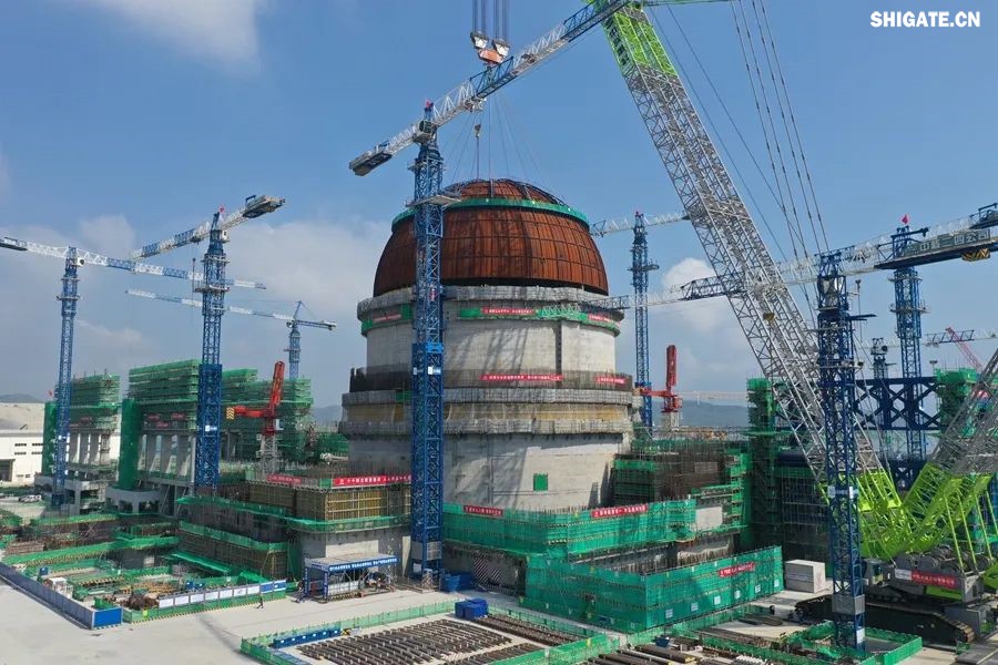 近日，“華龍一號”批量化建設項目——漳州核電項目2號機組熱態性能試驗順利完成。河鋼集團舞鋼公司生產的核電鋼板批量應用在漳州核電項目1~4號機組的穩壓器、蒸汽發生器、人員閘門、設備閘門、硼注箱等核島級關鍵設備制造。  舞鋼公司堅定特鋼思路，依托自身深厚的技術積淀，不斷開發更多滿足市場需求的核電鋼。針對漳州核電項目用鋼特點，舞鋼公司組建專項技術團隊，進一步完善核電鋼板質量保證體系，優化冶煉、軋制與熱處理工藝，確保了生產出的核電用鋼板性能穩定，滿足了客戶需求，成功實現批量應用，為“華龍一號”核電項目建設提供了重要的材料保障，助力我國核電產業發展。