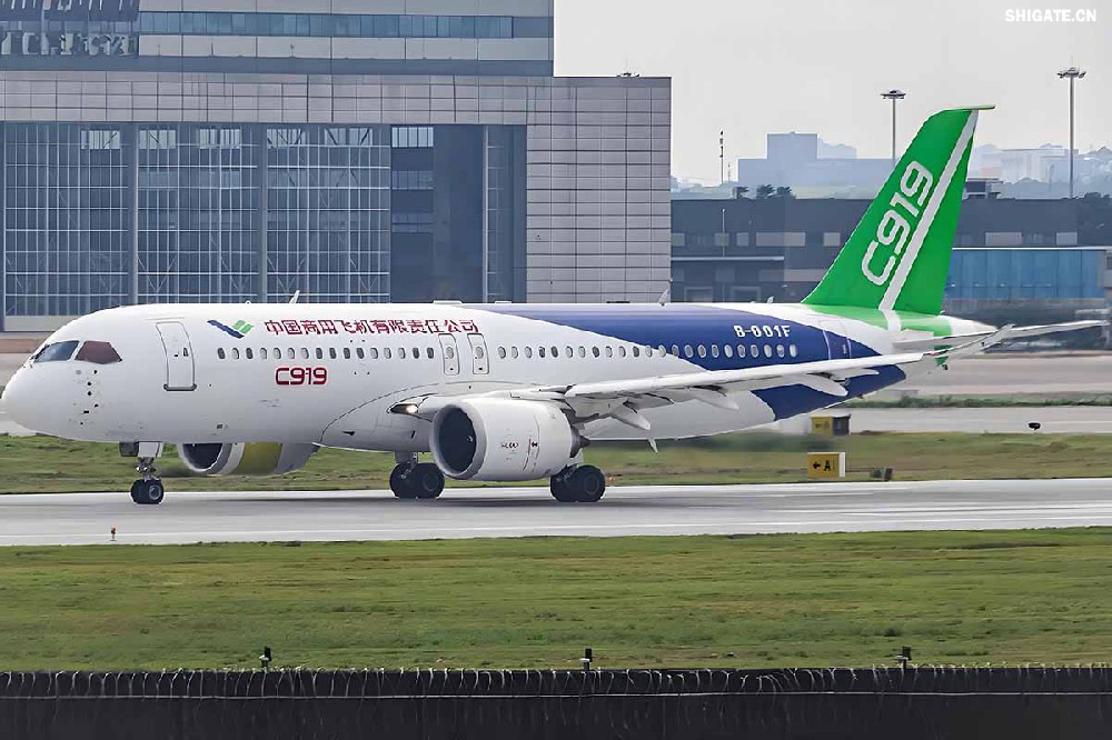 12月9日，國產大飛機C919的全球首家用戶東航，正式接收首架C919飛機，標志著國產大飛機邁出市場運營的“第一步”，也標志著中國民航運輸市場首次擁有中國自主研發的噴氣式干線飛機。  消息傳來，河鋼集團干部職工倍感振奮。因為，國產大飛機工程也凝聚了河鋼干部職工的心血和汗水，見證了河鋼人的獨特貢獻。河鋼自主研發的390mm大厚度調質鋼20MnNiMo，填補國內空白，用于大飛機項目的核心設備——世界更大的8萬噸級模鍛壓機制造，為國產大飛機提供堅強的鋼鐵支撐。