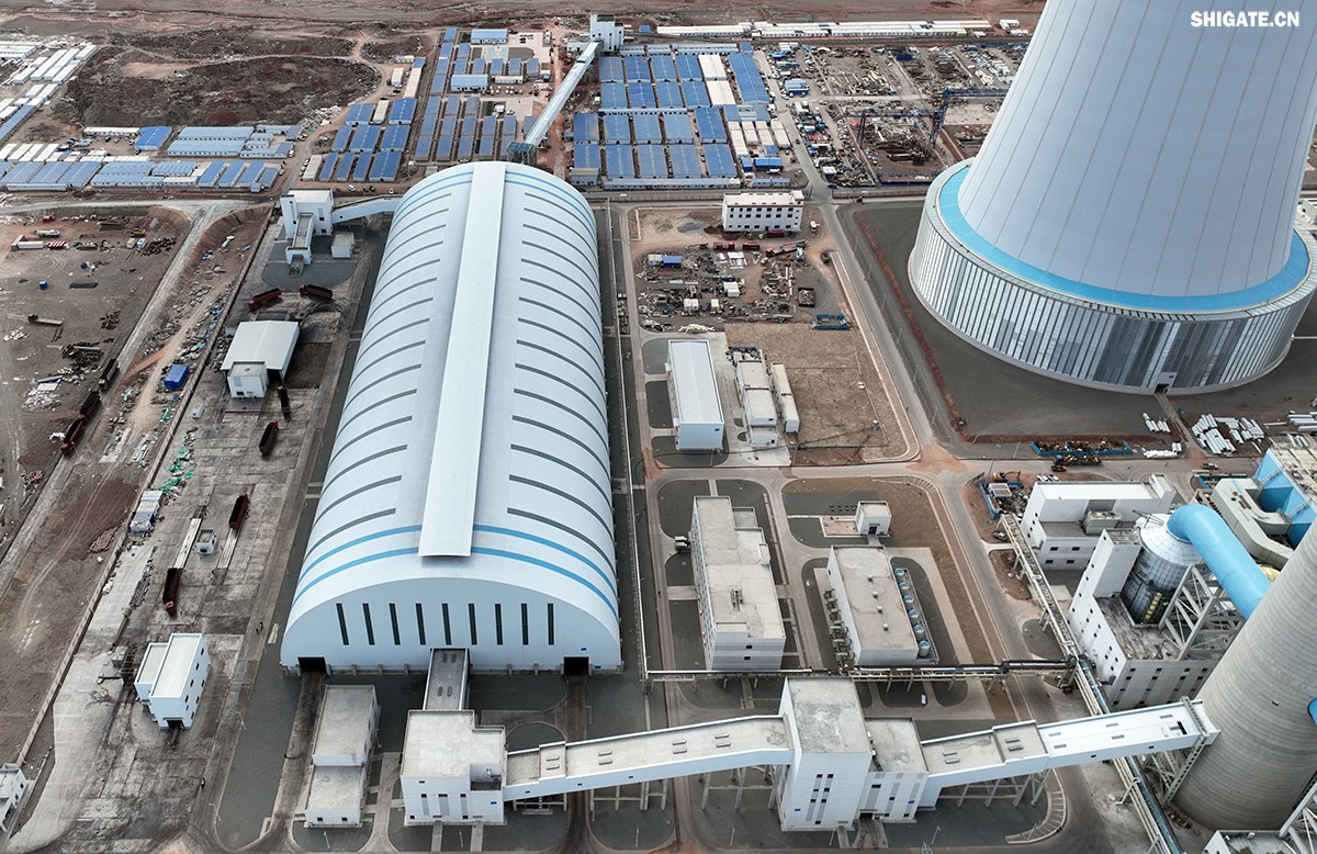 9月4日，我國“沙戈荒”新能源外送基地——新疆華電哈密2×100萬千瓦煤電項(xiàng)目建成投產(chǎn)，經(jīng)過為期半個多月試運(yùn)行，狀況良好。在該項(xiàng)目建設(shè)過程中，河鋼集團(tuán)舞鋼公司容器鋼板替代進(jìn)口，獨(dú)家用于項(xiàng)目所需國內(nèi)首批100萬千瓦高效超超臨界純?nèi)夹陆邏A煤鍋爐等核心設(shè)備的制作，為國家重點(diǎn)新能源項(xiàng)目建設(shè)作出突出貢獻(xiàn)。